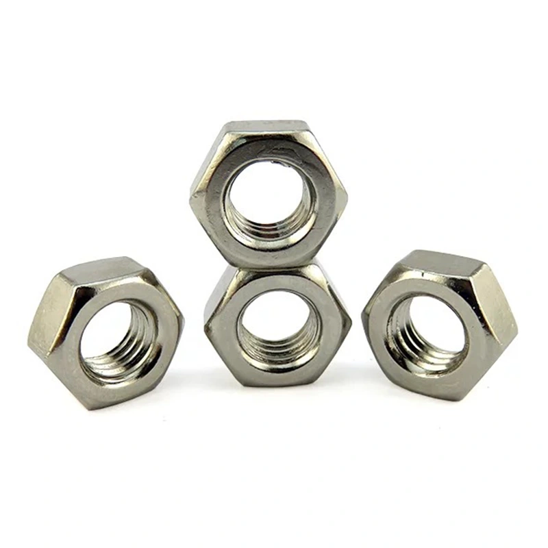 Las tuercas hexagonales son partes importantes que conectan el equipo mecánico.